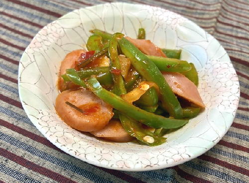 今日のキムチレシピ：ソーセージとピーマンのピリ辛ケチャップ炒め