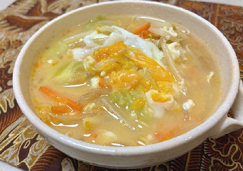 今日のキムチ料理レシピ：キャベツとキムチの落とし卵味噌汁