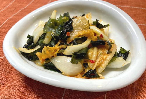 今日のキムチ料理レシピ：玉ねぎとわかめのキムチ炒め