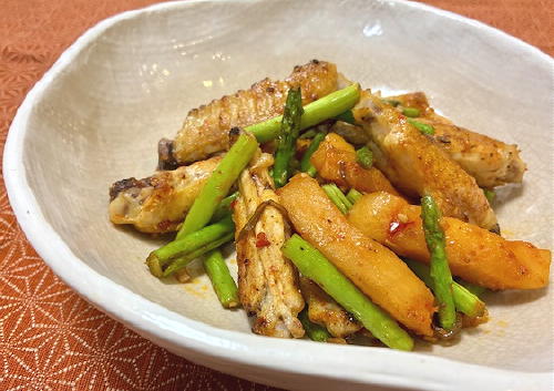 今日のキムチレシピ：手羽中とアスパラのキムチニンニク炒め