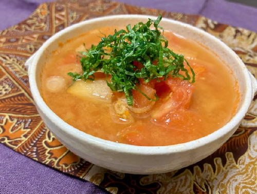 今日のキムチ料理レシピ：トマトとみょうがのキムチ味噌汁