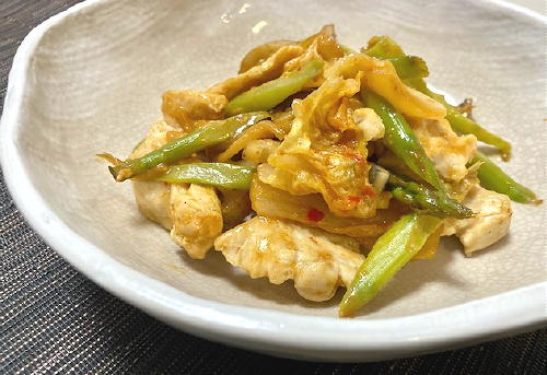 今日のキムチ料理レシピ：鶏むね肉とアスパラのキムチ炒め