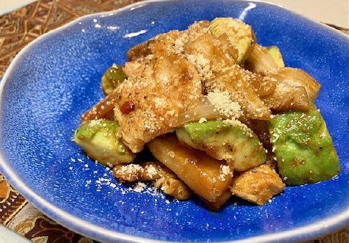 今日のキムチレシピ：鶏肉とアボカドの大根キムチケチャップ炒め