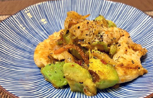 今日のキムチ料理レシピ：鶏肉とアボカドとキムチの塩炒め