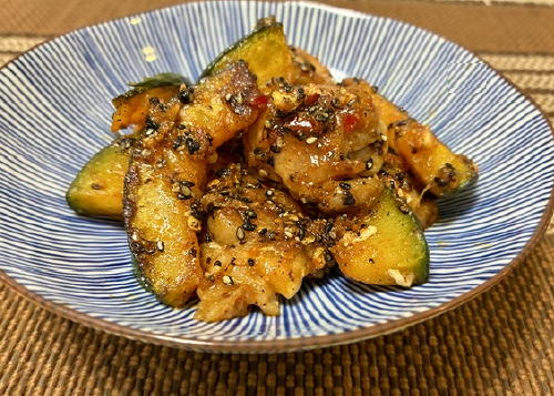 今日のキムチ料理レシピ：かぼちゃと鶏肉のピリ辛黒ゴマ和え