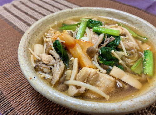 今日のキムチ料理レシピ：鶏肉とキノコのキムチスープ
