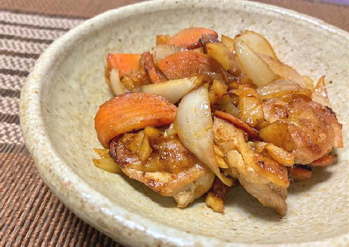 今日のキムチレシピ：鶏肉とにんじんの甘辛大根キムチ炒め
