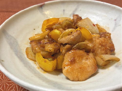 今日のキムチ料理レシピ：鶏もも肉とパプリカのキムチ甘酢炒め