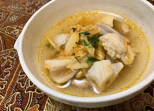 今日のキムチ料理レシピ：レンコンとキムチの鶏スープ