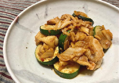今日のキムチ料理レシピ：鶏肉とズッキーニとキムチのみそ炒め