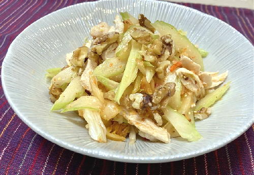 今日のキムチ料理レシピ：鶏むね肉とセロリとキムチのクルミ和え