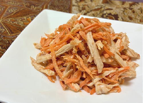 今日のキムチ料理レシピ：鶏肉とにんじんのピリ辛ごま和え