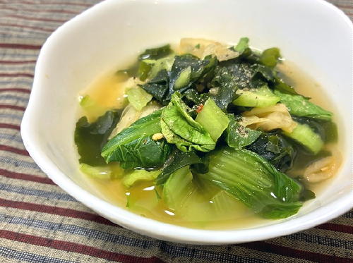 今日のキムチ料理レシピ：青梗菜とワカメのキムチスープ