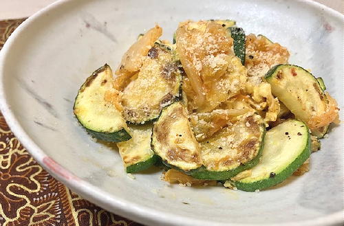 今日のキムチ料理レシピ：ズッキーニとキムチの卵炒め